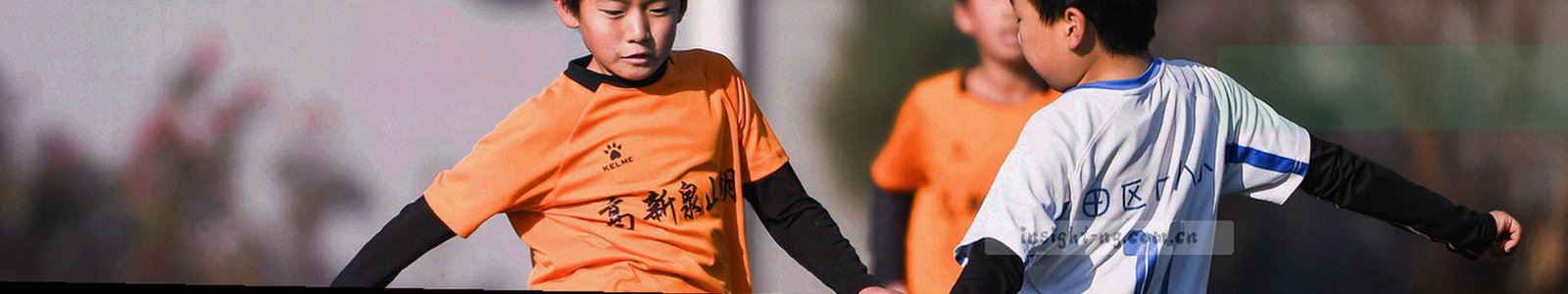 电光蓝、荧光橙与翡翠绿交织的抽象几何色块背景